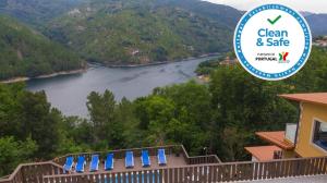 un panneau pour une vente propre à côté d'une rivière dans l'établissement Casa Encosta do Gerês-Ferias no Gerês, à Vieira do Minho