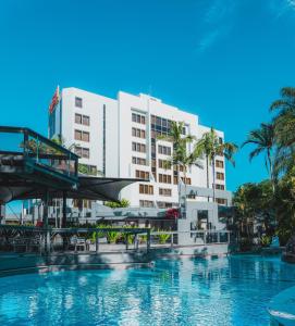 una piscina di fronte a un edificio di View Brisbane a Brisbane