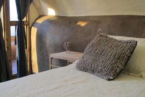 Tempat tidur dalam kamar di Caliu Earthship Ecolodge