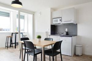 Una cocina o kitchenette en Résidence La Canopée