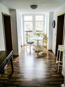 Ruang duduk di Dorfschänke DEGGENDORF Ferienwohnung,Appartement,Hotelzimmer