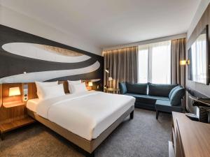 Ліжко або ліжка в номері Novotel Regensburg Zentrum