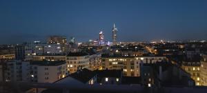 uitzicht op een stad in de nacht met gebouwen bij PLEIN SUD Terrasse Panoramique Garage Netflix Climatisation in Lyon