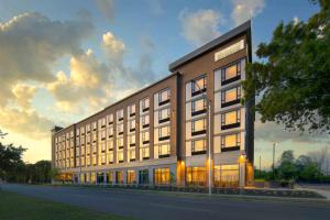 un grand bâtiment avec des fenêtres sur le côté d'une rue dans l'établissement Staybridge Suites - Boston Logan Airport - Revere, an IHG Hotel, à Revere