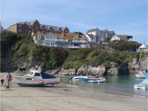 un gruppo di imbarcazioni ormeggiate sulla spiaggia di Harbour Hotel a Newquay