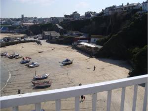 vista su una spiaggia con barche sulla sabbia di Harbour Hotel a Newquay