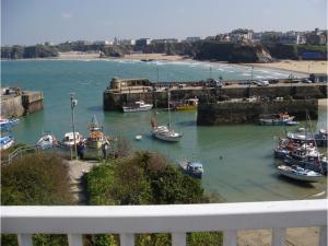 un gruppo di barche ormeggiate in un porto di Harbour Hotel a Newquay