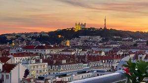 uitzicht op een stad met een kasteel op een heuvel bij PLEIN SUD Terrasse Panoramique Garage Netflix Climatisation in Lyon