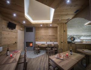 Chalet La Rugiada tesisinde bir oturma alanı