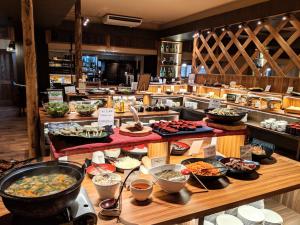 een buffet lijn met veel verschillende soorten eten bij Kutsurogijuku Chiyotaki in Aizuwakamatsu