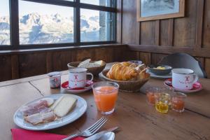 stół ze śniadaniem i napojami w obiekcie Refuge du Montenvers w Chamonix-Mont-Blanc