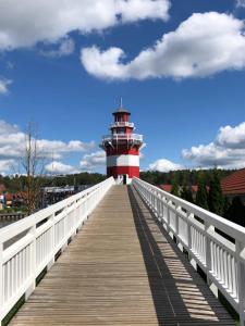 un phare rouge et blanc sur un pont dans l'établissement Ferienhaus ˋLichtblickˋ, à Rheinsberg