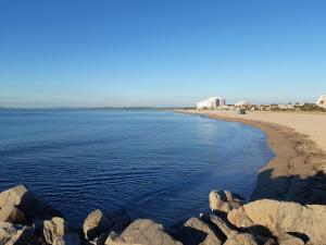 Blick auf einen Strand mit Felsen im Wasser in der Unterkunft Xon's Platja HA in Empuriabrava