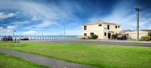 ein Haus an der Seite einer Straße in der Nähe des Ozeans in der Unterkunft Clifftop Apartments Portland Vic in Portland