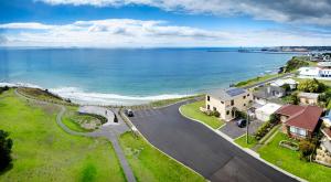 eine Luftansicht eines Hauses und des Ozeans in der Unterkunft Clifftop Apartments Portland Vic in Portland