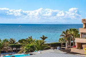 een uitzicht op de oceaan vanuit een resort bij Hotel Beatriz Playa & Spa in Puerto del Carmen