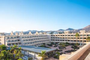 een luchtzicht op een hotel met bergen op de achtergrond bij Hotel Beatriz Playa & Spa in Puerto del Carmen