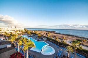 een luchtzicht op een resort met een zwembad en de oceaan bij Hotel Beatriz Playa & Spa in Puerto del Carmen