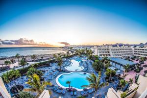 een luchtzicht op een resort met een zwembad en het strand bij Hotel Beatriz Playa & Spa in Puerto del Carmen