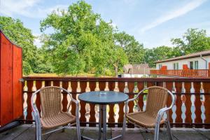 d'une table et de deux chaises sur un balcon. dans l'établissement Sporthotel Bad Bevensen, à Bad Bevensen