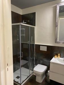 e bagno con doccia, servizi igienici e lavandino. di Loger Confort Residence & Apartments a Torino