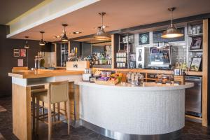 a bar in a restaurant with a counter at Holiday Inn Southampton, an IHG Hotel in Southampton