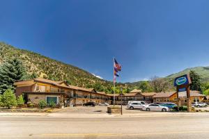 hotel z flagą przed budynkiem w obiekcie Glenwood Springs Inn w mieście Glenwood Springs