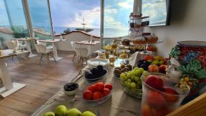 een tafel met fruitschalen met uitzicht op de oceaan bij Pantanello Rooms Avola in Avola