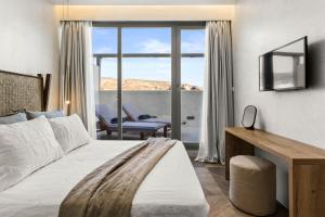 una camera con letto e vista su un balcone di ACRON suites & apartments ad Atene