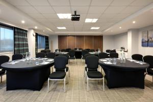 אזור העסקים ו/או חדר הישיבות ב-Holiday Inn Express London Heathrow T5, an IHG Hotel