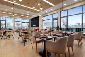 מסעדה או מקום אחר לאכול בו ב-Ramada by Wyndham Madrid Getafe