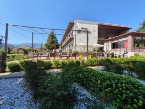 een huis met een patio en een rivier ervoor bij Theatro Hotel Odysseon in Kalabaka