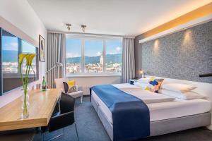 Una cama o camas en una habitación de voco® Villach, an IHG Hotel