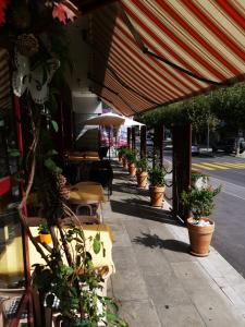 um passeio com mesas e vasos de plantas numa rua em Hotel Restaurant Aletsch em Mörel