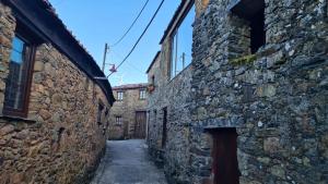 GondramazにあるCasa Catraia Gondramaz no Pulmão da Serra da Lousãの石造りの建物のある旧市街の路地