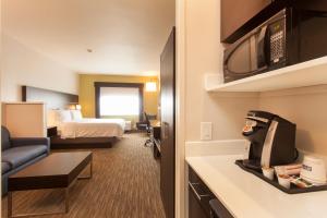 Televisi dan/atau pusat hiburan di  Holiday Inn Express & Suites