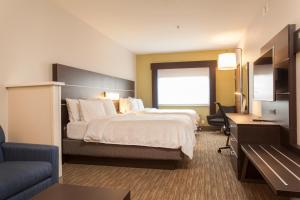 Televisi dan/atau pusat hiburan di  Holiday Inn Express & Suites