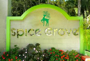 Spice Grove tesisinin dışında bir bahçe