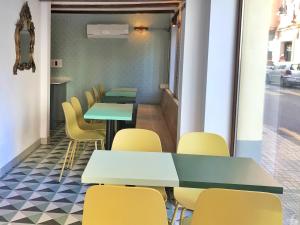 une rangée de tables et de chaises jaunes dans une pièce dans l'établissement Hotel 19-30 Valencia, à Valence