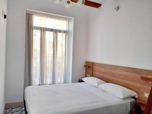 - une chambre avec un lit blanc et une fenêtre dans l'établissement Hotel 19-30 Valencia, à Valence