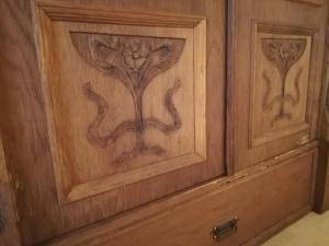 une armoire en bois avec une peinture d'une plante sur celle-ci dans l'établissement FeWo Gutendorf, à Bad Berka