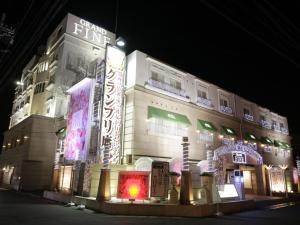 een gebouw met 's nachts neonborden bij Hotel Grand Fine Kyoto Minami in Kyoto