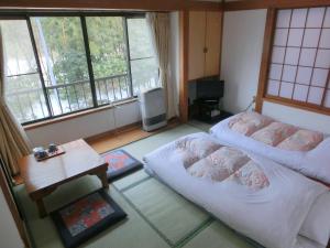 Moto-Hakone Guest House में एक कमरे में एक या कई बेड