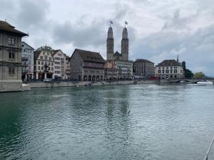 Vista de un río que corre cerca del hostel