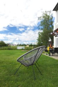 een bank op het gras in een tuin bij Garni Hotel 31 in Spišská Nová Ves