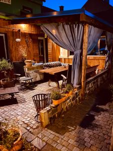 un patio con una mesa de madera y un dosel azul en Vintage Home 55 Direkt am Fuße zur Wartburg, en Eisenach