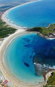 an aerial view of a beach and the ocean at Cond. Hotel Âncora em frente Praia do Peró in Cabo Frio