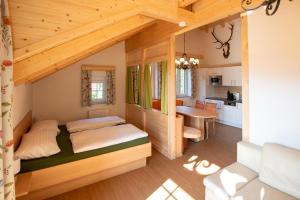 una camera con letto e una cucina in una casa di Villa Lilly - Luxus Appartements im Villenviertel a Bad Ischl