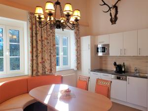 una cucina con tavolo e una sala da pranzo di Villa Lilly - Luxus Appartements im Villenviertel a Bad Ischl