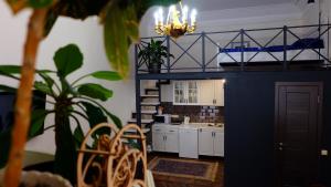 een keuken met een tafel en een trap in een kamer bij Затишні апартаменти, вулиця Дерибасівська, 13 in Odessa